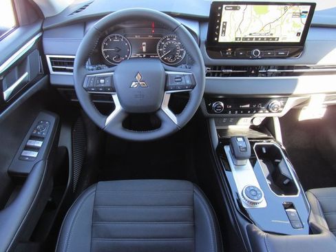 New 2025 Mitsubishi Outlander SE image 10