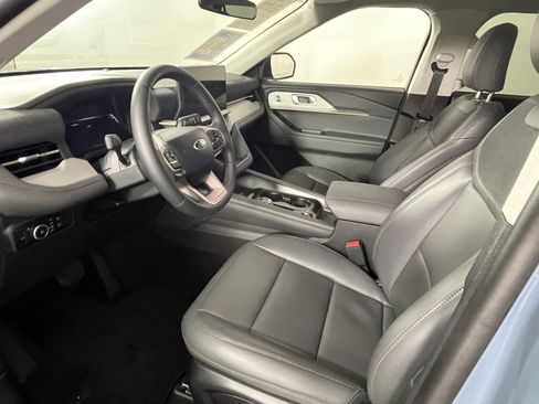 Used 2025 Ford Explorer Active w/ Active Comfort Package image 9