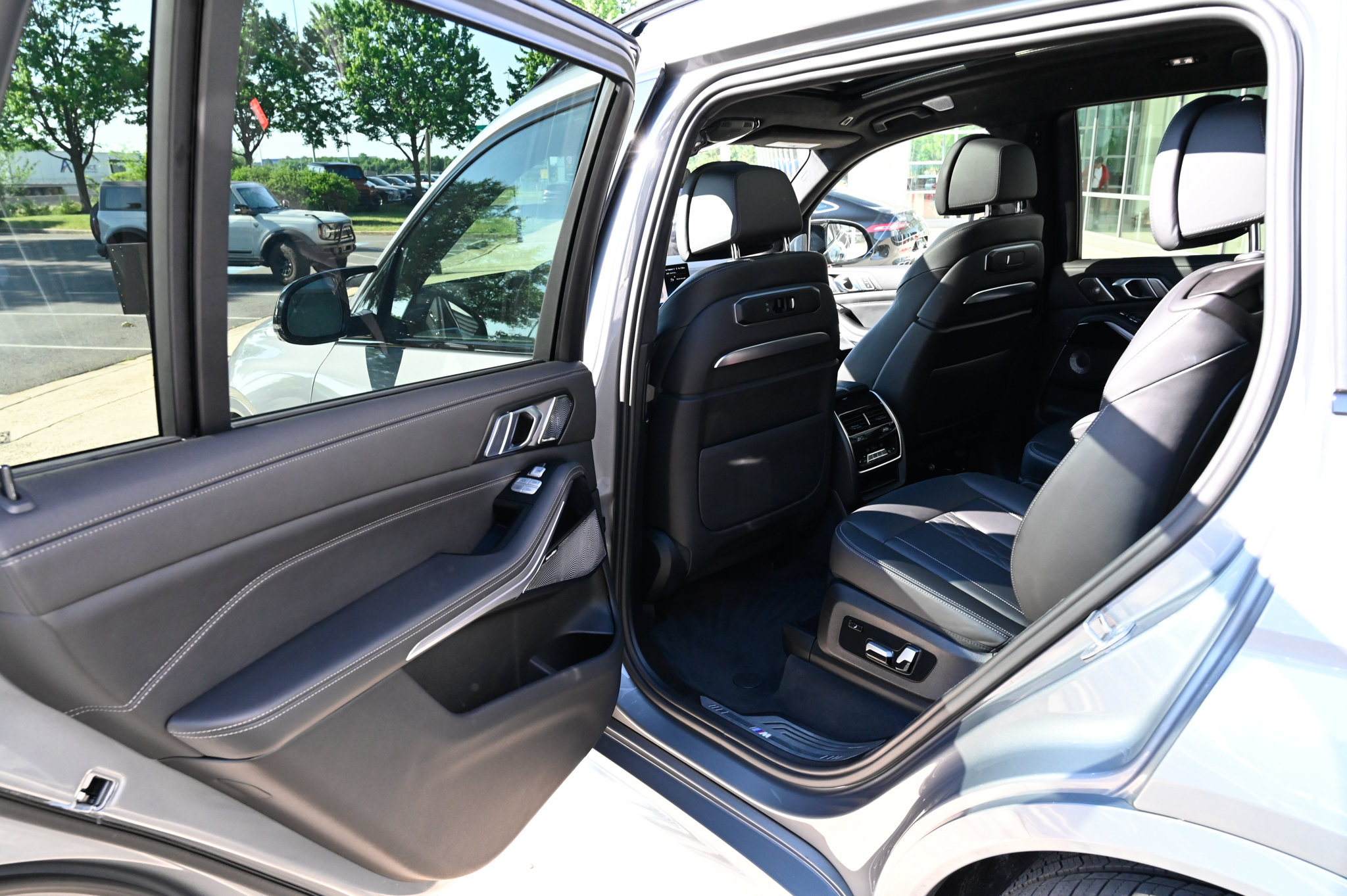 Used 2023 BMW X7 M60i w/ Executive Package AWD/4WD image 34