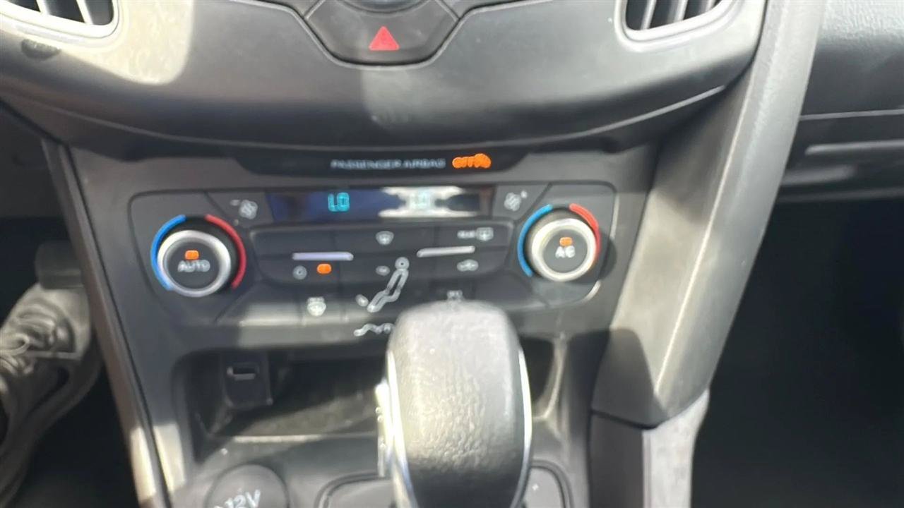Used 2018 Ford Focus SE w/ SE Appearance Package FWD image 44