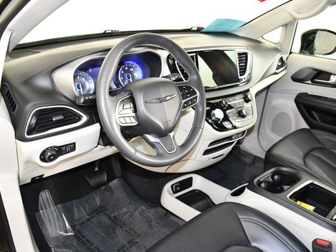 Used 2024 Chrysler Pacifica Touring-L FWD image 37