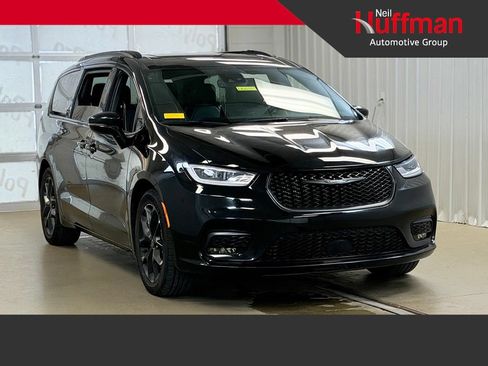 Used 2025 Chrysler Pacifica Limited FWD image 1