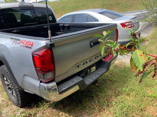 Used 2018 Toyota Tacoma TRD Off-Road AWD/4WD image 6