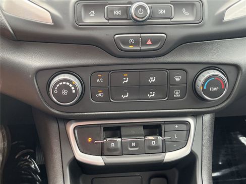 Used 2024 GMC Terrain SLE image 30