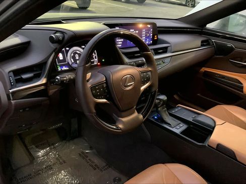 Used 2019 Lexus ES 300h image 17