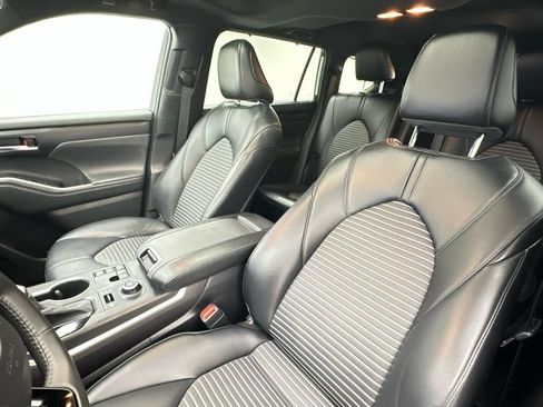 Used 2023 Toyota Highlander XSE AWD/4WD image 9