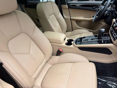 Used 2025 Porsche Macan image 34