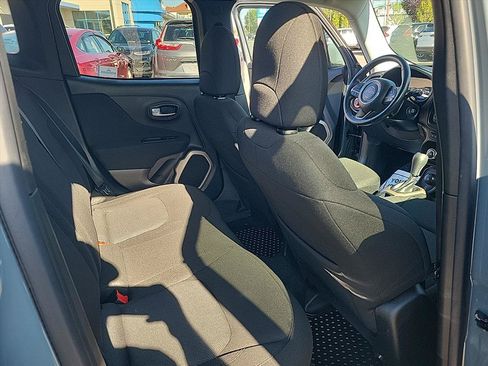 Used 2017 Jeep Renegade Latitude w/ Cold Weather Group AWD/4WD image 21