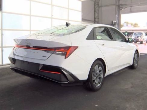 Used 2025 Hyundai Elantra Hybrid FWD image 3