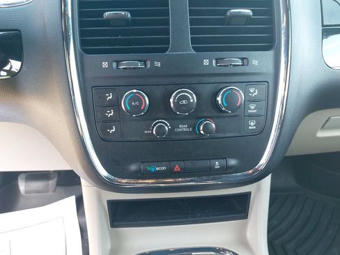 Used 2019 Dodge Grand Caravan SXT FWD image 17