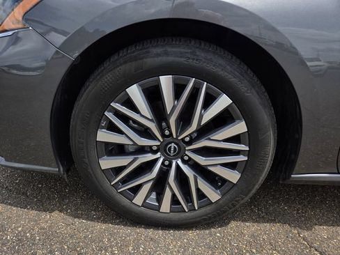 Used 2025 Nissan Altima 2.5 SV FWD image 24