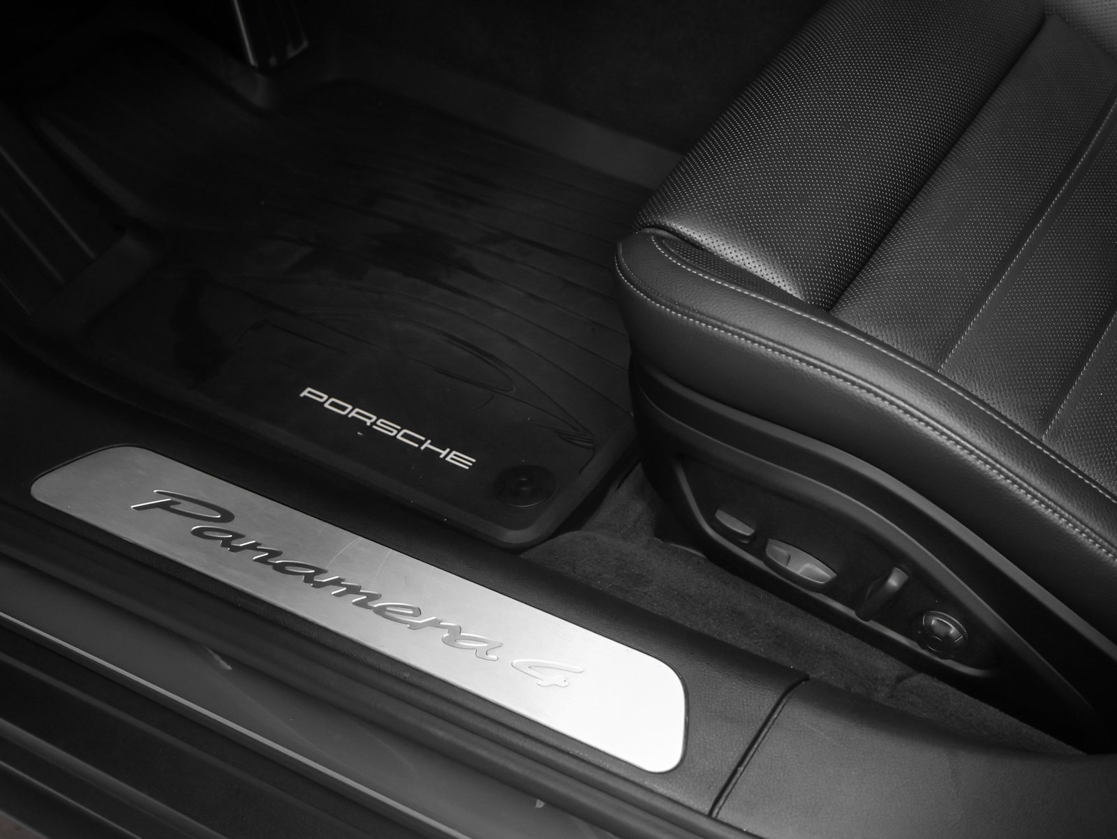 Certified 2025 Porsche Panamera 4 AWD/4WD image 26