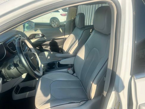 Used 2017 Chrysler Pacifica Limited w/ UConnect Theater Package FWD image 18