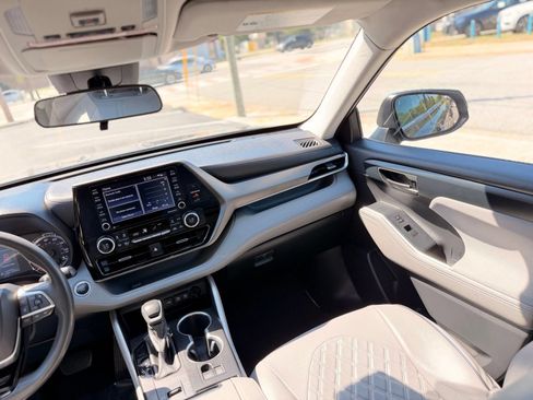 Used 2020 Toyota Highlander L FWD image 26