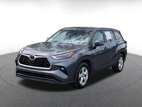 Used 2025 Toyota Highlander LE image 7