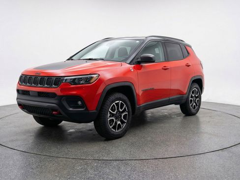 Used 2025 Jeep Compass Trailhawk AWD/4WD image 3