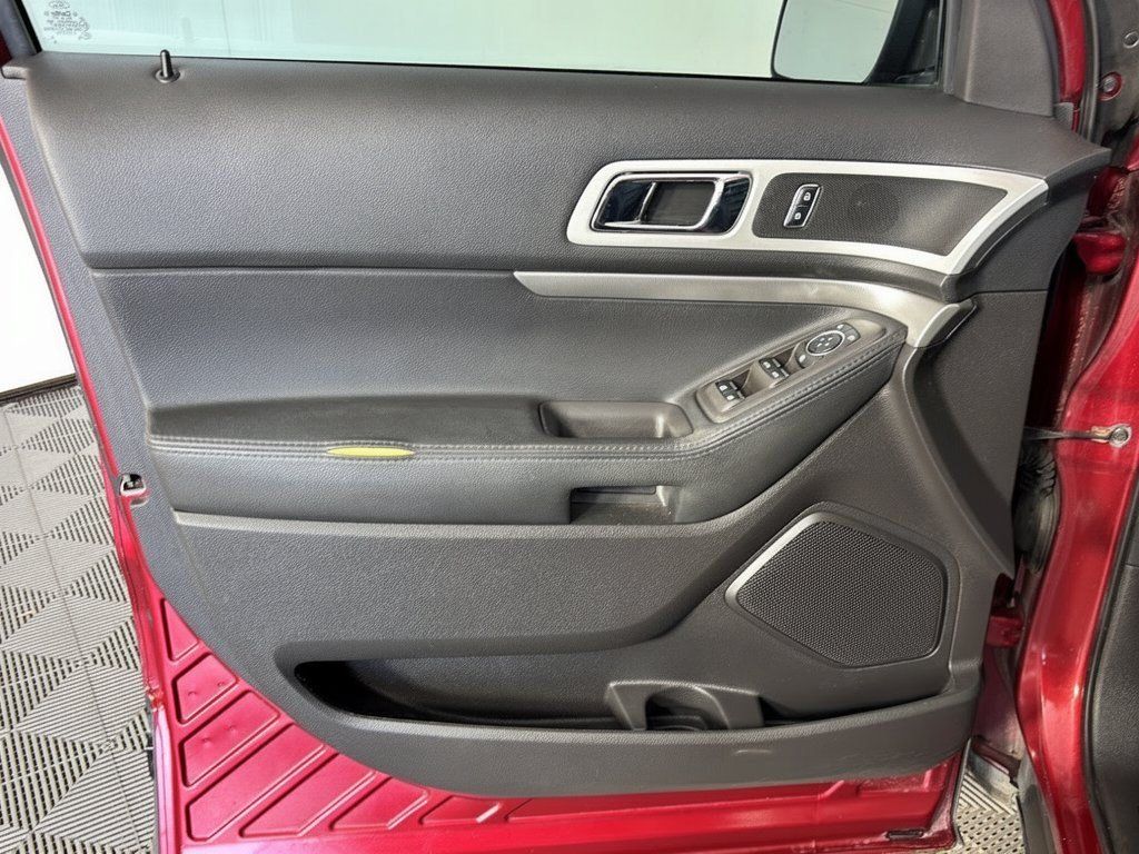 Used 2015 Ford Explorer XLT w/ Equipment Group 202A FWD image 14