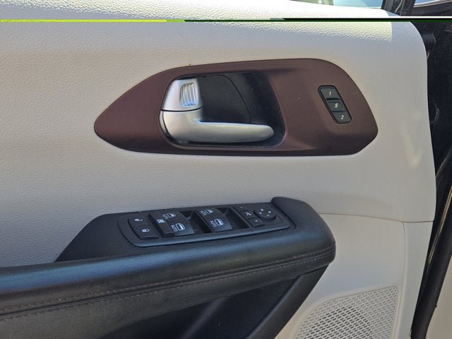 Used 2017 Chrysler Pacifica Limited FWD image 20