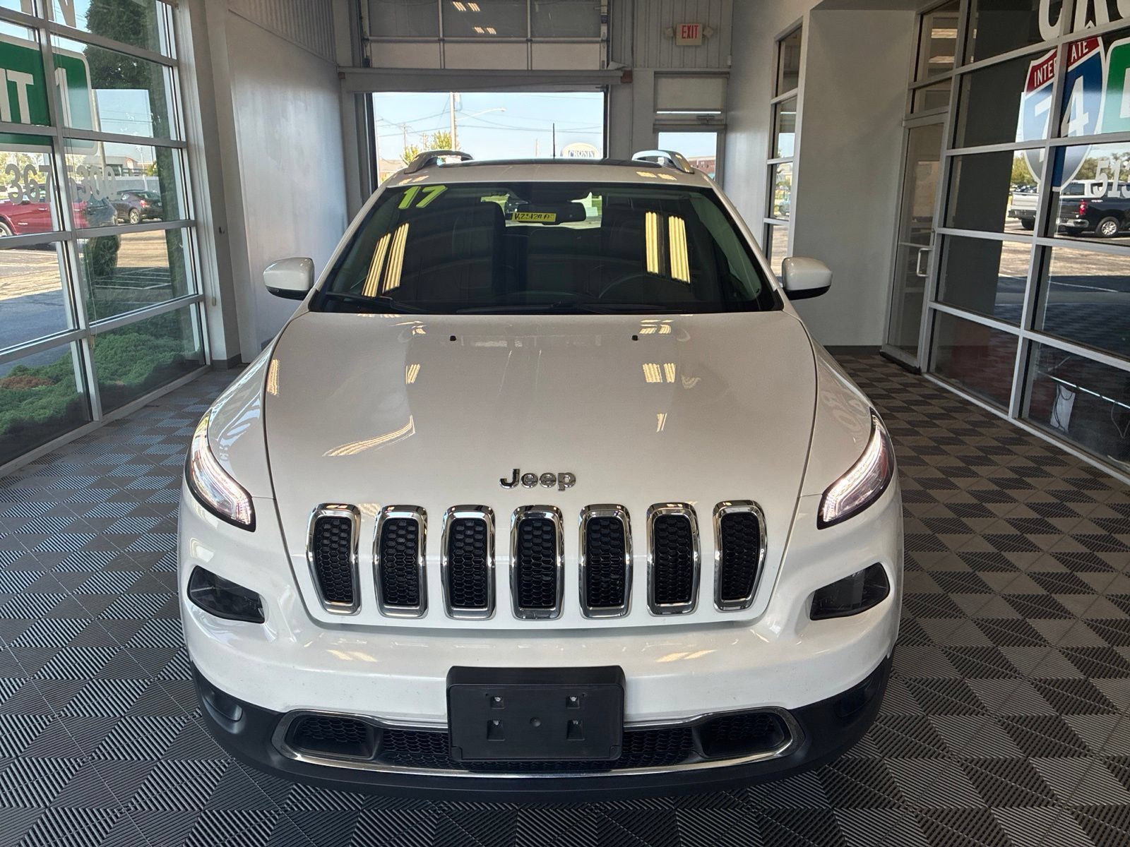 Used 2017 Jeep Cherokee Limited AWD/4WD image 2