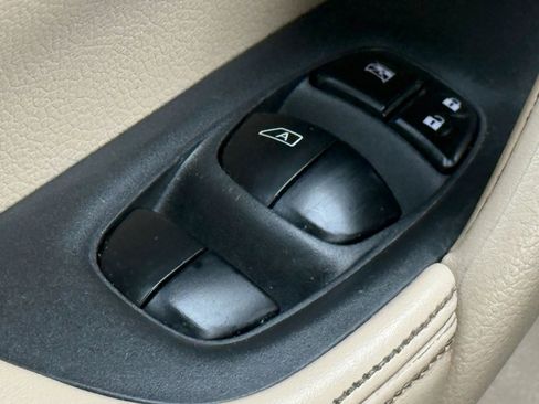 Used 2017 Nissan Rogue SV AWD/4WD image 23