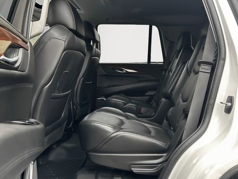 Used 2019 Cadillac Escalade Luxury image 13