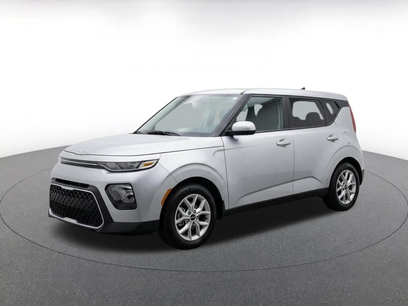 Used 2025 Kia Soul LX w/ LX Technology Package FWD image 3