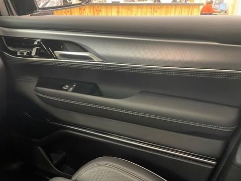 New 2023 Jeep Grand Wagoneer Series II w/ Premium Group II image 10