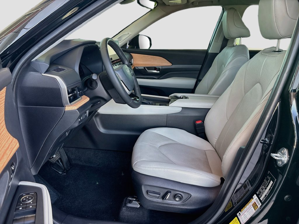 Used 2025 Toyota Grand Highlander FWD image 19