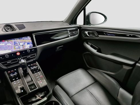 Certified 2025 Porsche Macan AWD/4WD image 24