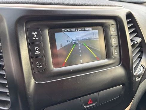 Used 2018 Jeep Cherokee Latitude w/ Cold Weather Group image 22