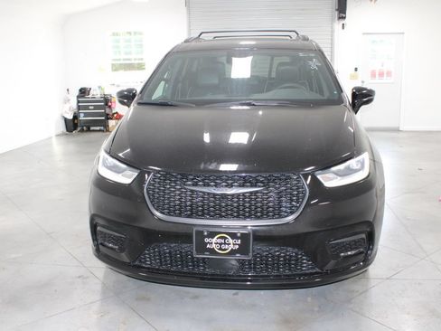 Used 2025 Chrysler Pacifica Limited FWD image 3