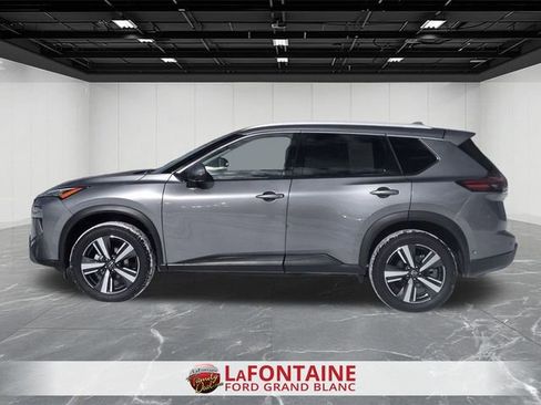 Used 2025 Nissan Rogue SL FWD image 2