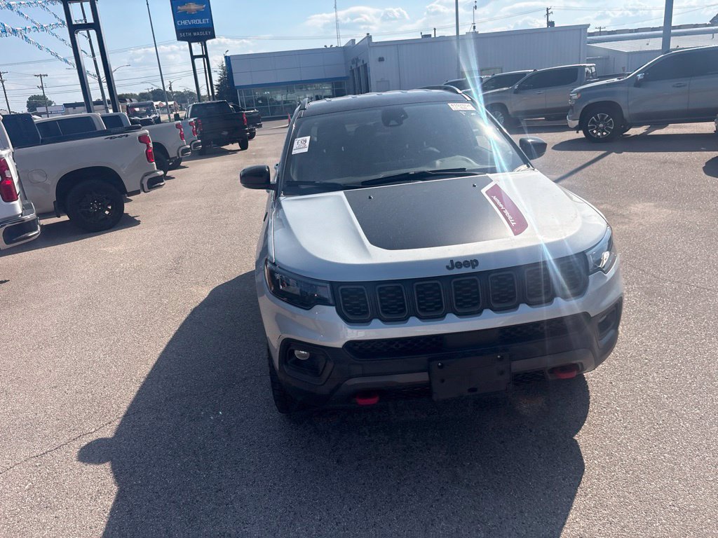 Used 2025 Jeep Compass Trailhawk AWD/4WD image 2