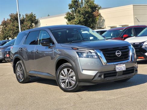 Used 2024 Nissan Pathfinder S image 2