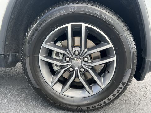 Used 2017 Jeep Grand Cherokee Limited RWD image 12