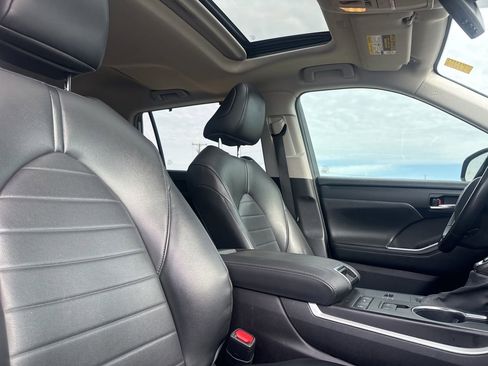 Used 2021 Toyota Highlander XLE FWD image 27