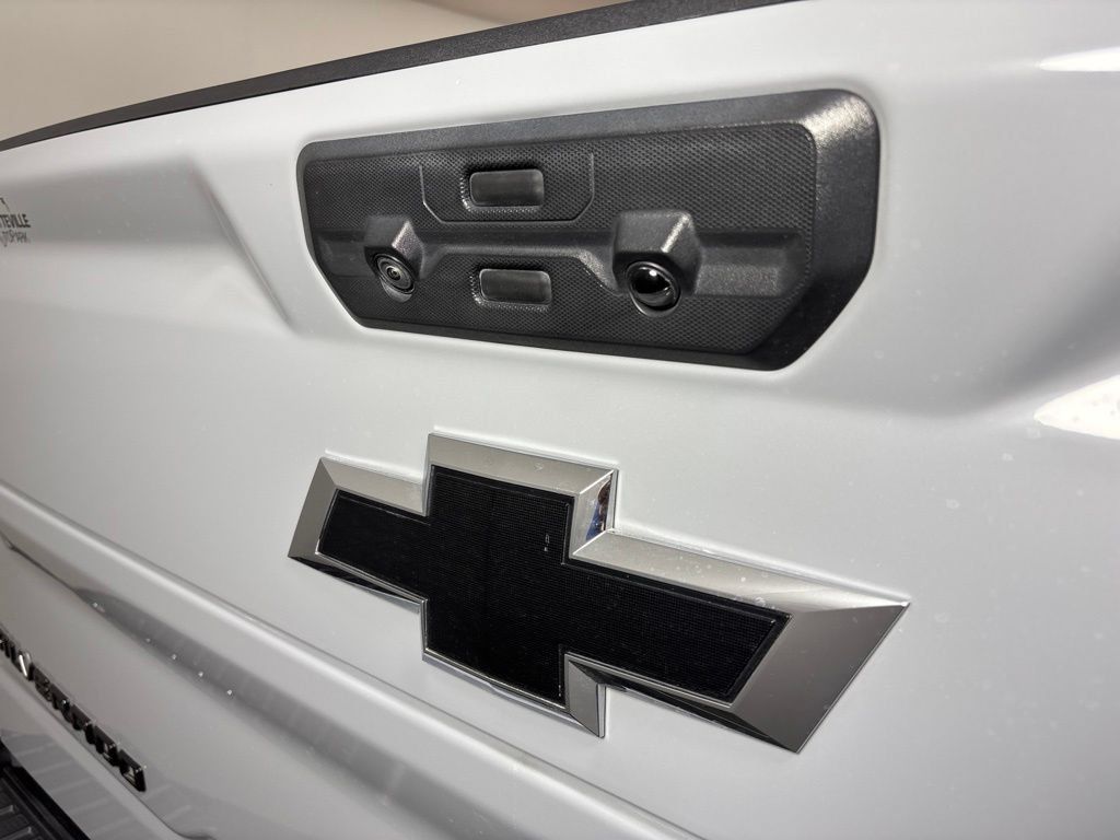 Used 2024 Chevrolet Silverado 2500 LTZ w/ LTZ Plus Package AWD/4WD image 14