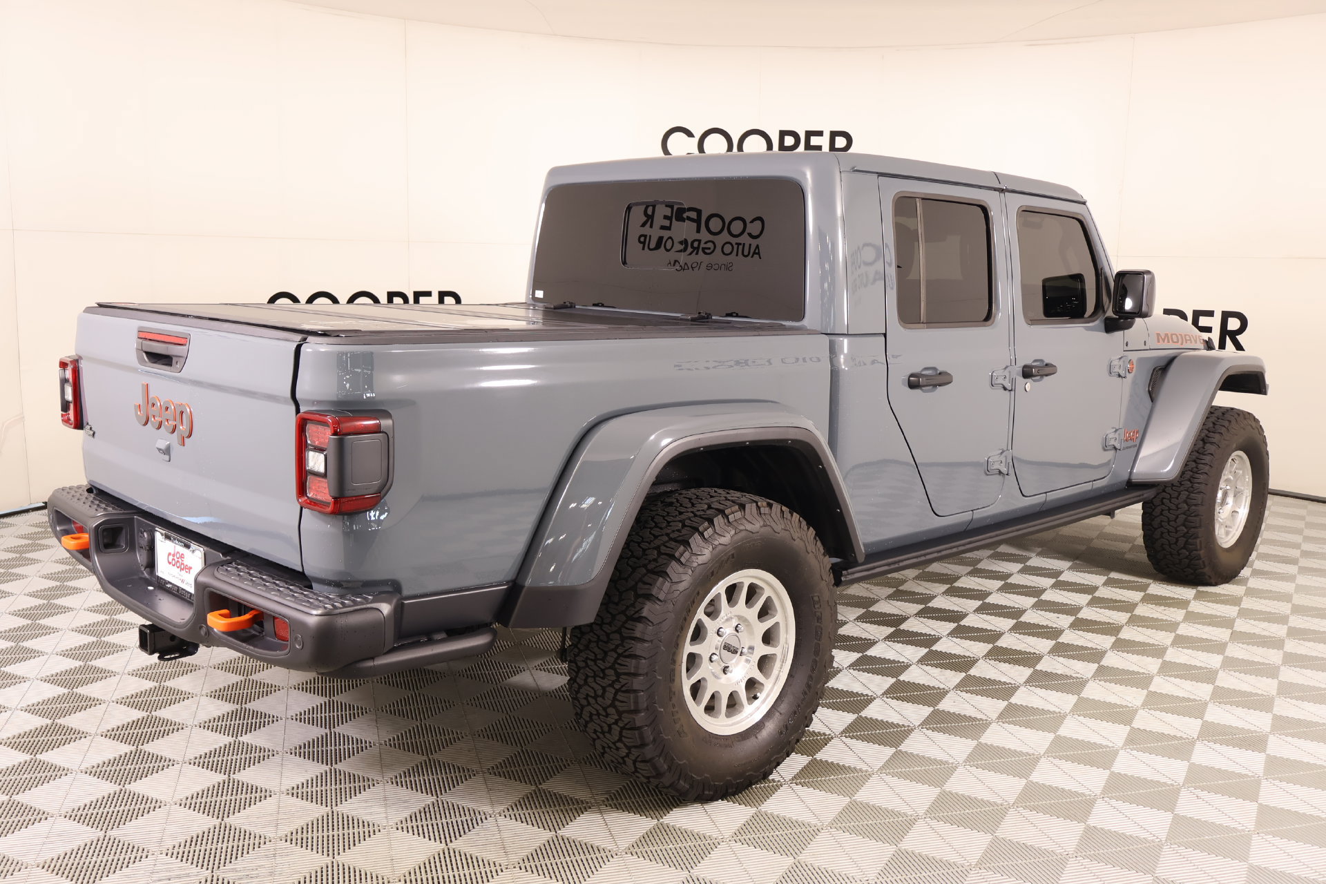 Used 2025 Jeep Gladiator Mojave w/ Steel Bumper Group AWD/4WD image 19
