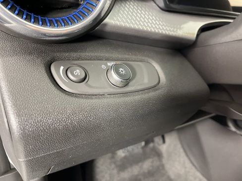 Used 2025 Chevrolet Trax LT w/ LT Convenience Package image 27