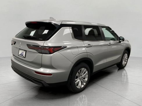New 2026 Mitsubishi Outlander ES image 3
