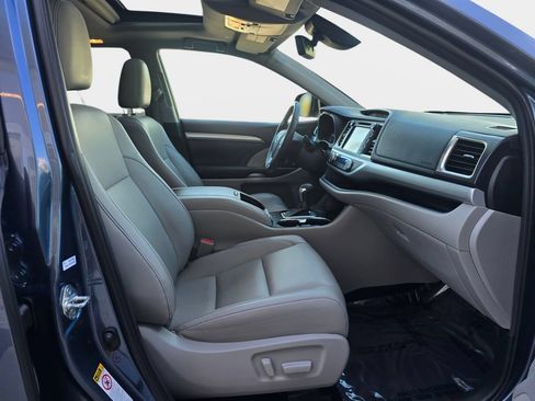 Used 2019 Toyota Highlander XLE AWD/4WD image 12
