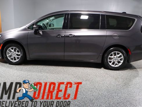 Used 2023 Chrysler Pacifica Touring-L image 10