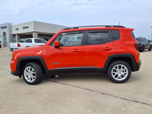 Certified 2019 Jeep Renegade Latitude w/ Cold Weather Group AWD/4WD image 28