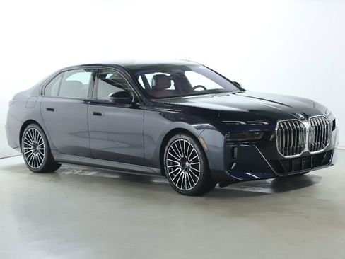 Used 2025 BMW i7 xDrive60 image 9
