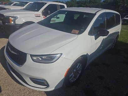 Used 2025 Chrysler Pacifica Select
