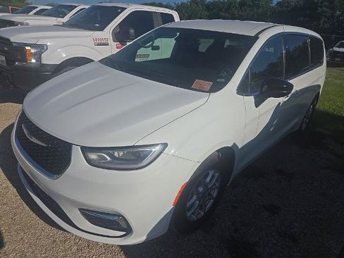 Used 2025 Chrysler Pacifica Select FWD image 1