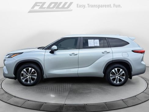 Used 2023 Toyota Highlander XLE FWD image 5