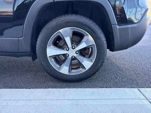 Used 2019 Jeep Cherokee Limited image 8