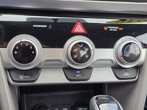 Used 2019 Hyundai Elantra SE image 8