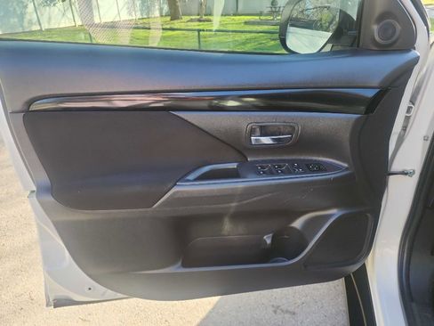 Used 2019 Mitsubishi Outlander ES image 10